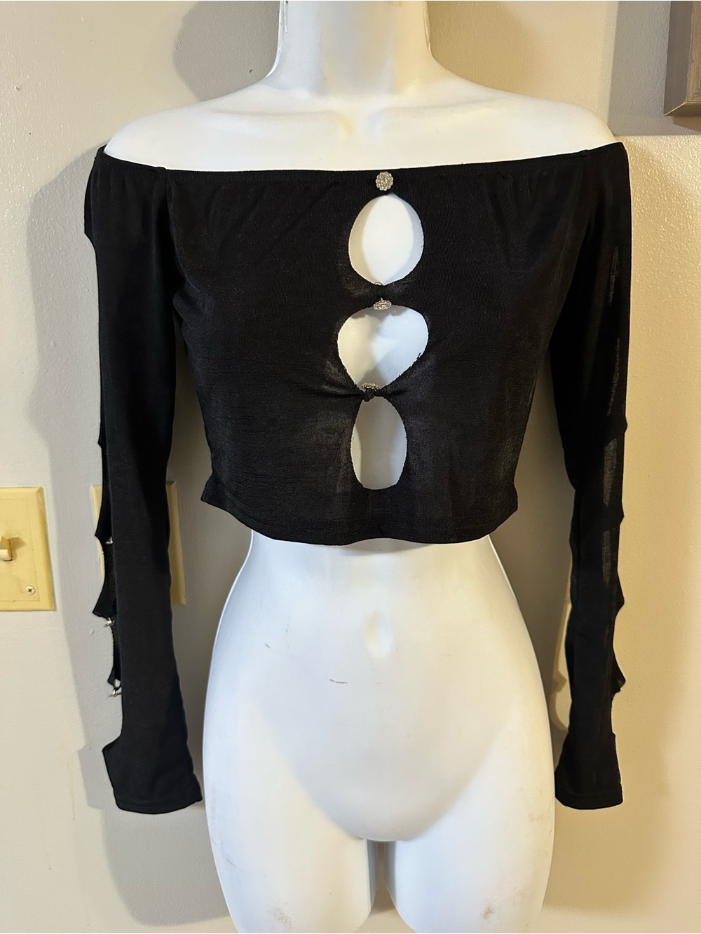 SHEIN Black Off-Shoulder Cutout Long-Sleeve Crop Top